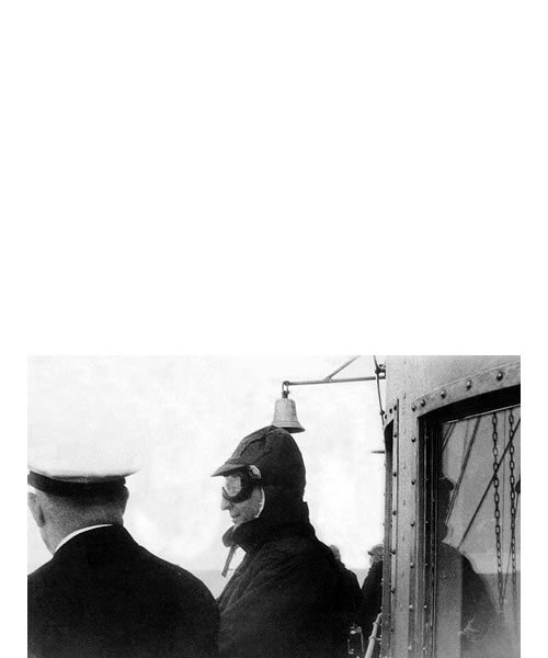 Arturo Frondizi conversa con el secretario de Marina, contralmirante Gastón Clement, a bordo del Bahía Aguirre. Foto de marzo de 1961.